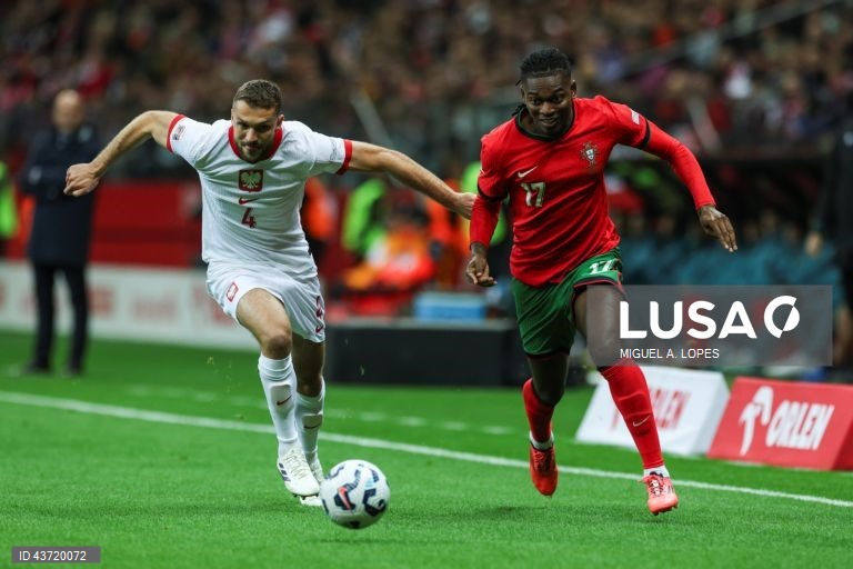 O jogador da seleção da Polónia Sebastian Walukiewicz (E), disputa a bola com o jogador da seleção de Portugal Rafael Leão (D), durante o jogo da Fase de Grupos - Grupo 1 - da Liga das Nações da UEFA, Polónia vs Portugal, no Estádio Narodowy, em Varsóvia, Polónia, 12 de outubro de 2024. MIGUEL A. LOPES/LUSA