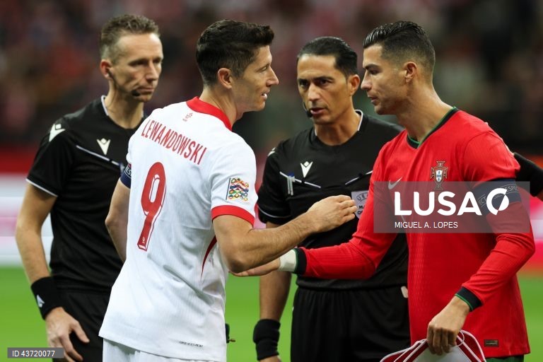 O jogador da seleção da Polónia Robert Lewandowski (E), cumprimenta o jogador da seleção de Portugal Cristiano Ronaldo (D), momentos antes do início do jogo da Fase de Grupos - Grupo 1 - da Liga das Nações da UEFA, Polónia vs Portugal, no Estádio Narodowy, em Varsóvia, Polónia, 12 de outubro de 2024. MIGUEL A. LOPES/LUSA