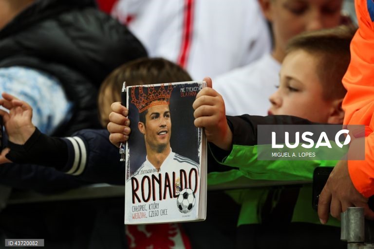 Uma criança exibe um cartaz com a imagem do jogador da seleção de Portugal Cristiano Ronaldo, durante o jogo da Fase de Grupos - Grupo 1 - da Liga das Nações da UEFA, Polónia vs Portugal, no Estádio Narodowy, em Varsóvia, Polónia, 12 de outubro de 2024. MIGUEL A. LOPES/LUSA