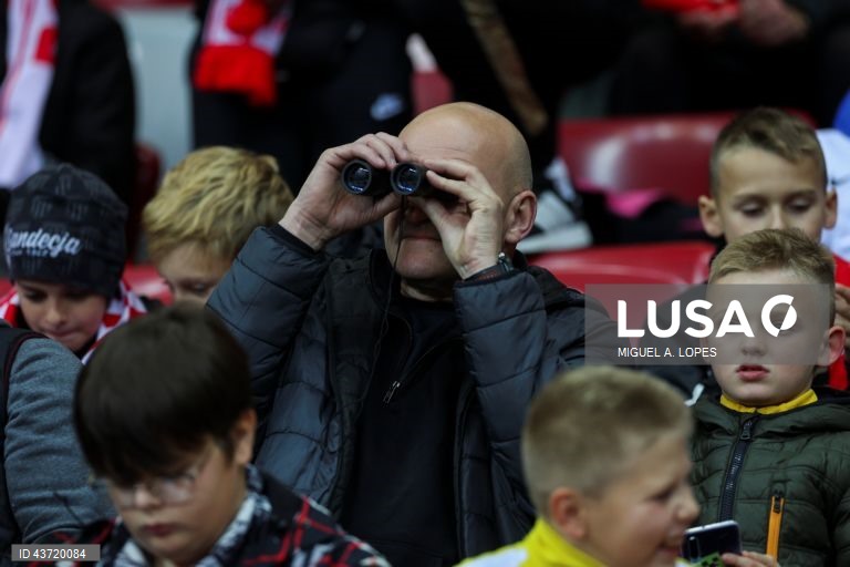 Adeptos assistem ao jogo da Fase de Grupos - Grupo 1 - da Liga das Nações da UEFA, Polónia vs Portugal, no Estádio Narodowy, em Varsóvia, Polónia, 12 de outubro de 2024. MIGUEL A. LOPES/LUSA