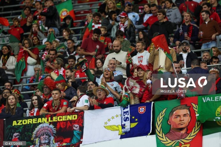 Adeptos da seleção de Portugal reagem durante o jogo da Fase de Grupos - Grupo 1 - da Liga das Nações da UEFA, Polónia vs Portugal, no Estádio Narodowy, em Varsóvia, Polónia, 12 de outubro de 2024. MIGUEL A. LOPES/LUSA