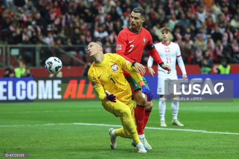 O guarda-redes da seleção da Polónia Lukasz Skorupski (E), disputa a bola com o jogador da seleção de Portugal Cristiano Ronaldo (C), durante o jogo da Fase de Grupos - Grupo 1 - da Liga das Nações da UEFA, Polónia vs Portugal, no Estádio Narodowy, em Varsóvia, Polónia, 12 de outubro de 2024. MIGUEL A. LOPES/LUSA