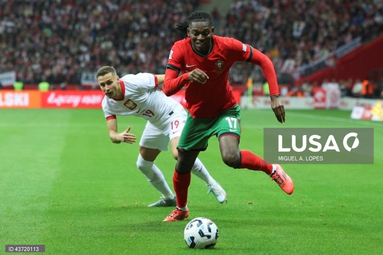 O jogador da seleção da Polónia Przemyslaw Frankowski (E), disputa a bola com o jogador da seleção de Portugal Rafael Leão (D), durante o jogo da Fase de Grupos - Grupo 1 - da Liga das Nações da UEFA, Polónia vs Portugal, no Estádio Narodowy, em Varsóvia, Polónia, 12 de outubro de 2024. MIGUEL A. LOPES/LUSA