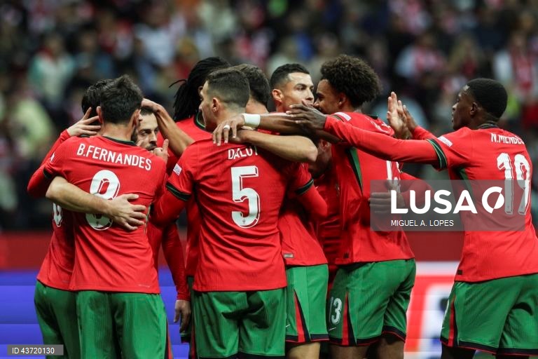 Os jogadores da seleção de Portugal festejam o 0-1, durante o jogo da Fase de Grupos - Grupo 1 - da Liga das Nações da UEFA, Polónia vs Portugal, no Estádio Narodowy, em Varsóvia, Polónia, 12 de outubro de 2024. MIGUEL A. LOPES/LUSA