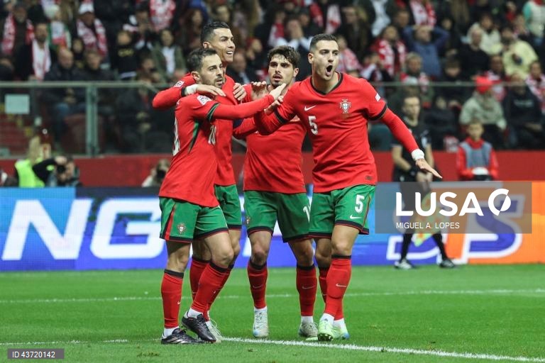 O jogador da seleção de Portugal Bernardo Silva (E) festeja após marcar o 0-1, durante o jogo da Fase de Grupos - Grupo 1 - da Liga das Nações da UEFA, Polónia vs Portugal, no Estádio Narodowy, em Varsóvia, Polónia, 12 de outubro de 2024. MIGUEL A. LOPES/LUSA