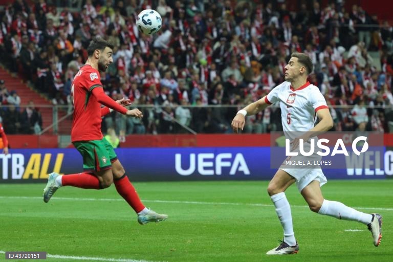 O jogador da seleção da Polónia Jan Bednarek (D), disputa a bola com o jogador da seleção de Portugal Bruno Fernandes (E), durante o jogo da Fase de Grupos - Grupo 1 - da Liga das Nações da UEFA, Polónia vs Portugal, no Estádio Narodowy, em Varsóvia, Polónia, 12 de outubro de 2024. MIGUEL A. LOPES/LUSA