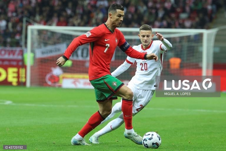 O jogador da seleção da Polónia Sebastian Szymanski (D), disputa a bola com o jogador da seleção de Portugal Cristiano Ronaldo (E), durante o jogo da Fase de Grupos - Grupo 1 - da Liga das Nações da UEFA, Polónia vs Portugal, no Estádio Narodowy, em Varsóvia, Polónia, 12 de outubro de 2024. MIGUEL A. LOPES/LUSA