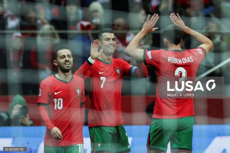 O jogador da seleção de Portugal Cristiano Ronaldo (C) festeja com Bernardo Silva (E) e Rúben Dias (D) após marcar o 0-2, durante o jogo da Fase de Grupos - Grupo 1 - da Liga das Nações da UEFA, Polónia vs Portugal, no Estádio Narodowy, em Varsóvia, Polónia, 12 de outubro de 2024. MIGUEL A. LOPES/LUSA