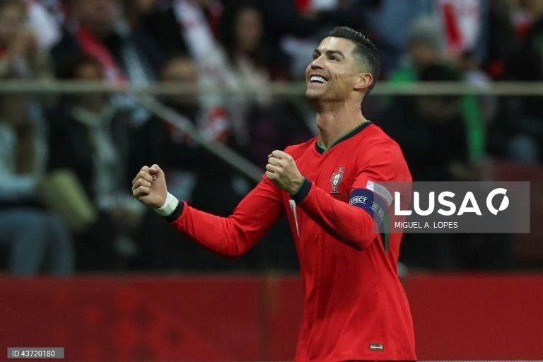 O jogador da seleção de Portugal Cristiano Ronaldo festeja após marcar o 0-2, durante o jogo da Fase de Grupos - Grupo 1 - da Liga das Nações da UEFA, Polónia vs Portugal, no Estádio Narodowy, em Varsóvia, Polónia, 12 de outubro de 2024. MIGUEL A. LOPES/LUSA
