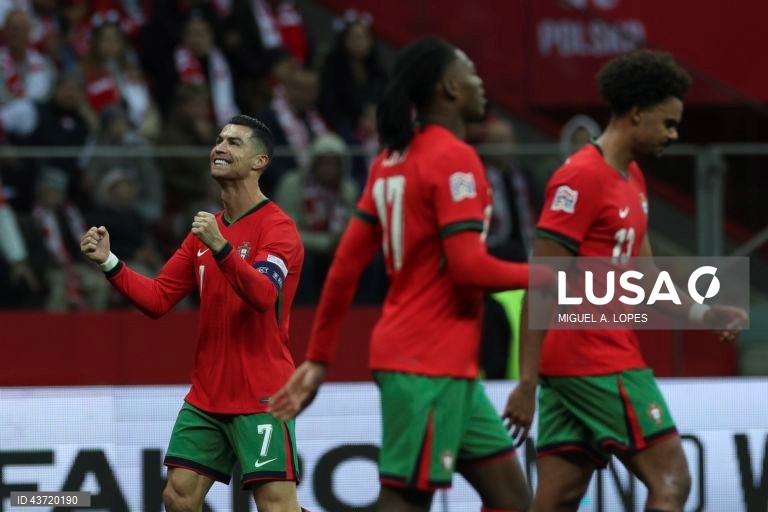 O jogador da seleção de Portugal Cristiano Ronaldo (E) festeja após marcar o 0-2, durante o jogo da Fase de Grupos - Grupo 1 - da Liga das Nações da UEFA, Polónia vs Portugal, no Estádio Narodowy, em Varsóvia, Polónia, 12 de outubro de 2024. MIGUEL A. LOPES/LUSA