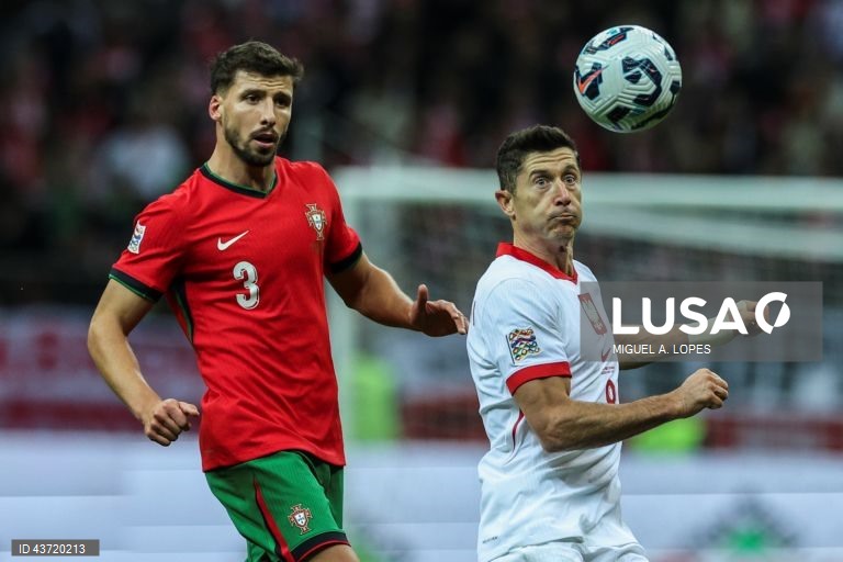 O jogador da seleção da Polónia Robert Lewandowski (D), disputa a bola com o jogador da seleção de Portugal Rúben Dias (E), durante o jogo da Fase de Grupos - Grupo 1 - da Liga das Nações da UEFA, Polónia vs Portugal, no Estádio Narodowy, em Varsóvia, Polónia, 12 de outubro de 2024. MIGUEL A. LOPES/LUSA