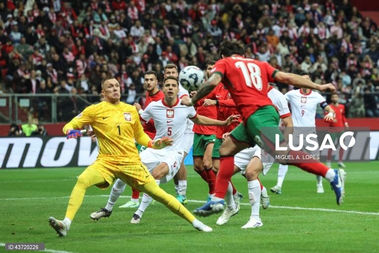 O guarda-redes da seleção da Polónia Lukasz Skorupski (E), disputa a bola com o jogador da seleção de Portugal Rúben Neves (D), durante o jogo da Fase de Grupos - Grupo 1 - da Liga das Nações da UEFA, Polónia vs Portugal, no Estádio Narodowy, em Varsóvia, Polónia, 12 de outubro de 2024. MIGUEL A. LOPES/LUSA