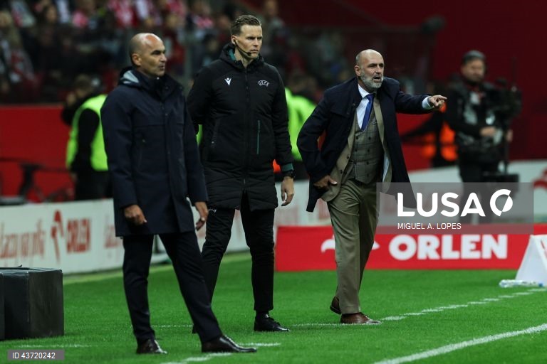 O selecionador da Polónia, Michal Probierz (D), reage durante o jogo da Fase de Grupos - Grupo 1 - da Liga das Nações da UEFA, Polónia vs Portugal, no Estádio Narodowy, em Varsóvia, Polónia, 12 de outubro de 2024. MIGUEL A. LOPES/LUSA