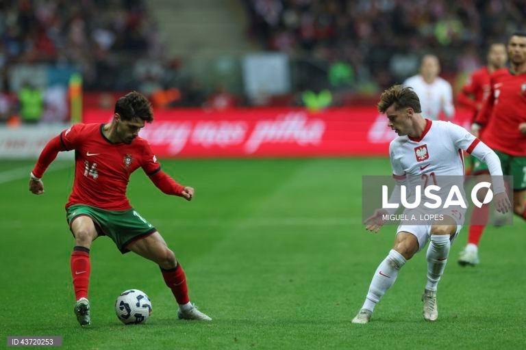 O jogador da seleção da Polónia Nicola Zalewski (D), disputa a bola com o jogador da seleção de Portugal Pedro Neto (E), durante o jogo da Fase de Grupos - Grupo 1 - da Liga das Nações da UEFA, Polónia vs Portugal, no Estádio Narodowy, em Varsóvia, Polónia, 12 de outubro de 2024. MIGUEL A. LOPES/LUSA