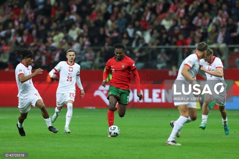 O jogador da seleção da Polónia Sebastian Szymanski (2-E), disputa a bola com o jogador da seleção de Portugal Rafael Leão (C), durante o jogo da Fase de Grupos - Grupo 1 - da Liga das Nações da UEFA, Polónia vs Portugal, no Estádio Narodowy, em Varsóvia, Polónia, 12 de outubro de 2024. MIGUEL A. LOPES/LUSA