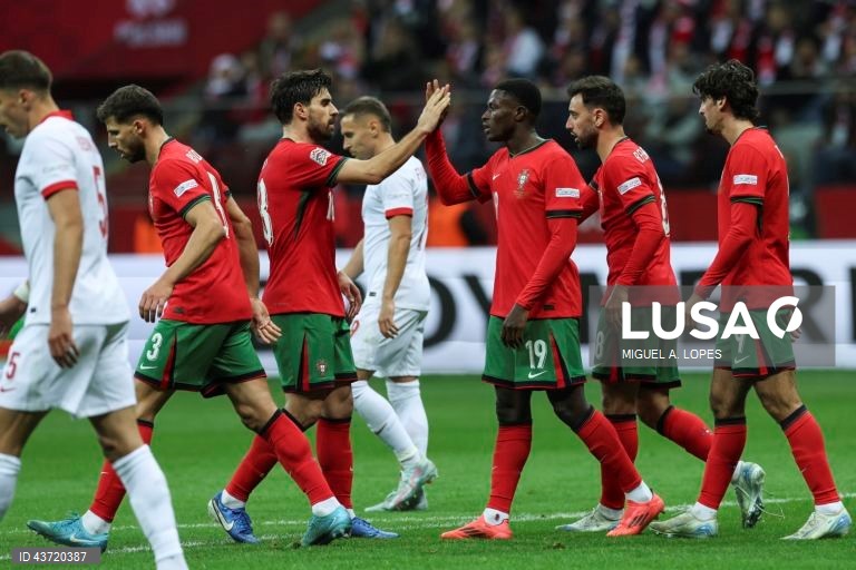 Os jogadores da seleção de Portugal festejam o autogolo (1-3) do jogador da seleção da Polónia, Jan Bednarek (ausente da fotografia), durante o jogo da Fase de Grupos - Grupo 1 - da Liga das Nações da UEFA, Polónia vs Portugal, no Estádio Narodowy, em Varsóvia, Polónia, 12 de outubro de 2024. MIGUEL A. LOPES/LUSA