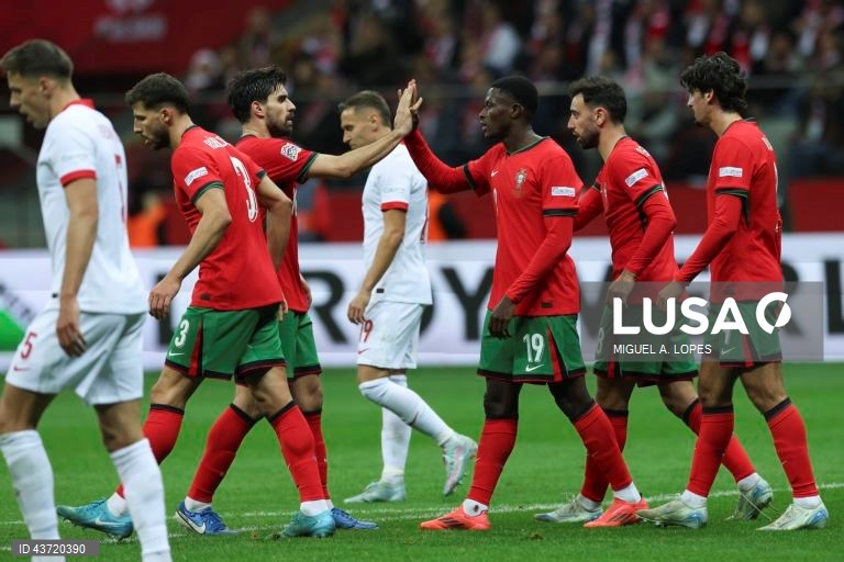 Os jogadores da seleção de Portugal festejam o autogolo (1-3) do jogador da seleção da Polónia, Jan Bednarek (ausente da fotografia), durante o jogo da Fase de Grupos - Grupo 1 - da Liga das Nações da UEFA, Polónia vs Portugal, no Estádio Narodowy, em Varsóvia, Polónia, 12 de outubro de 2024. MIGUEL A. LOPES/LUSA