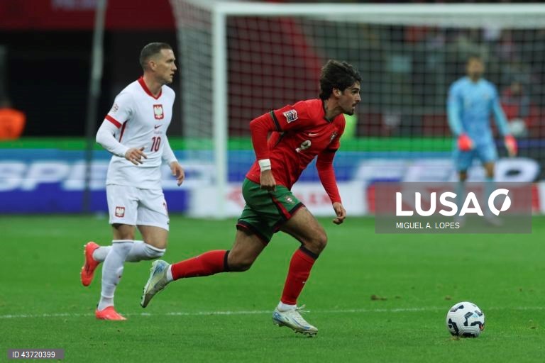 O jogador da seleção da Polónia Piotr Zielinski (E), disputa a bola com o jogador da seleção de Portugal Francisco Trincão (D), durante o jogo da Fase de Grupos - Grupo 1 - da Liga das Nações da UEFA, Polónia vs Portugal, no Estádio Narodowy, em Varsóvia, Polónia, 12 de outubro de 2024. MIGUEL A. LOPES/LUSA