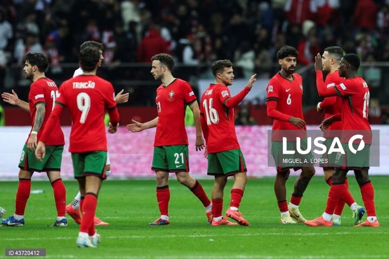 Os jogadores da seleção de Portugal festejam a vitória por 1-3, no final do jogo da Fase de Grupos - Grupo 1 - da Liga das Nações da UEFA, Polónia vs Portugal, no Estádio Narodowy, em Varsóvia, Polónia, 12 de outubro de 2024. MIGUEL A. LOPES/LUSA