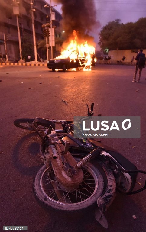 Paquistão: apoiantes do partido político islâmico Tehrik-e-Labaik Pakistan (TLP) entram em confronto com a polícia durante um protesto em Karachi