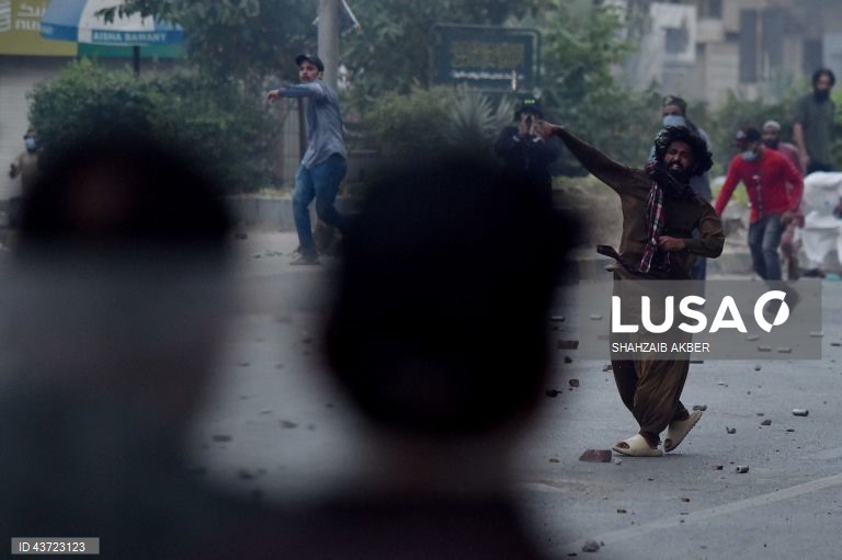 Paquistão: apoiantes do partido político islâmico Tehrik-e-Labaik Pakistan (TLP) entram em confronto com a polícia durante um protesto em Karachi