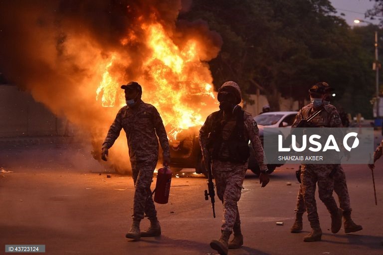 Paquistão: apoiantes do partido político islâmico Tehrik-e-Labaik Pakistan (TLP) entram em confronto com a polícia durante um protesto em Karachi