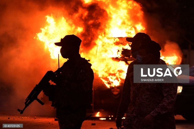 Paquistão: apoiantes do partido político islâmico Tehrik-e-Labaik Pakistan (TLP) entram em confronto com a polícia durante um protesto em Karachi