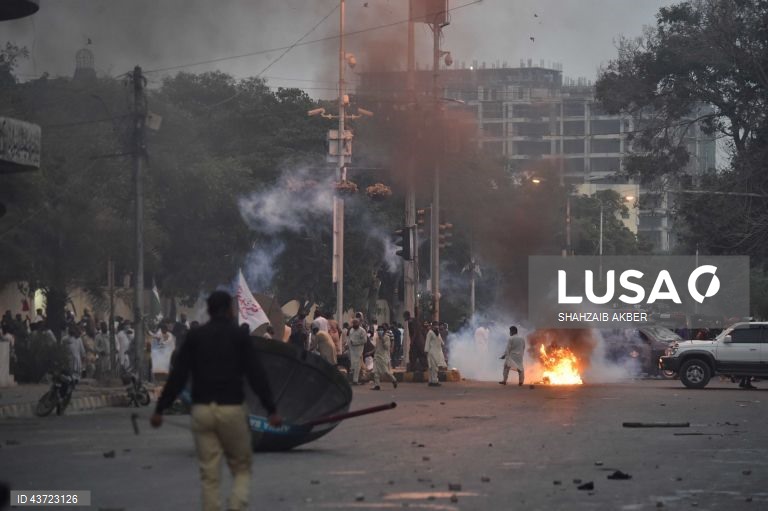 Paquistão: apoiantes do partido político islâmico Tehrik-e-Labaik Pakistan (TLP) entram em confronto com a polícia durante um protesto em Karachi