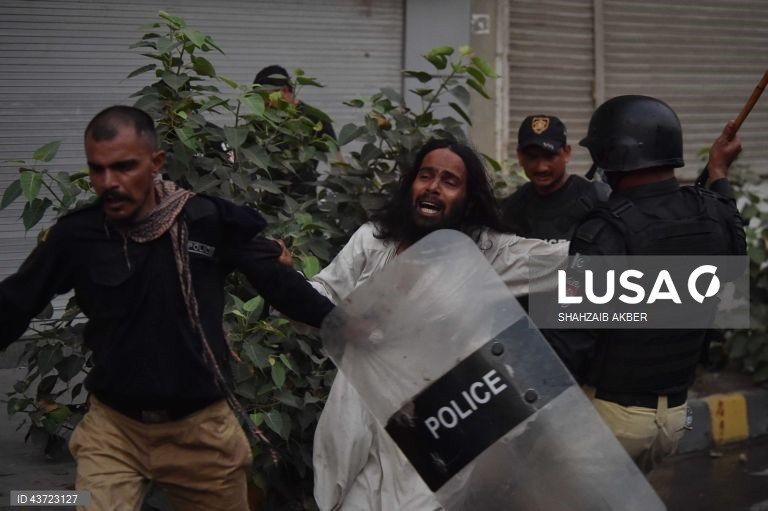 Paquistão: apoiantes do partido político islâmico Tehrik-e-Labaik Pakistan (TLP) entram em confronto com a polícia durante um protesto em Karachi