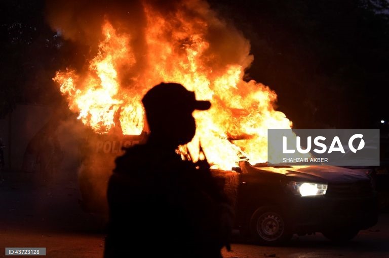 Paquistão: apoiantes do partido político islâmico Tehrik-e-Labaik Pakistan (TLP) entram em confronto com a polícia durante um protesto em Karachi