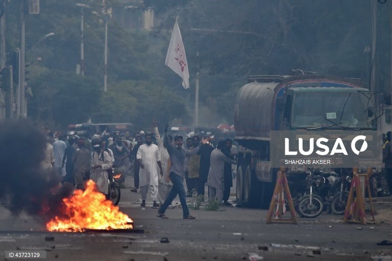 Paquistão: apoiantes do partido político islâmico Tehrik-e-Labaik Pakistan (TLP) entram em confronto com a polícia durante um protesto em Karachi