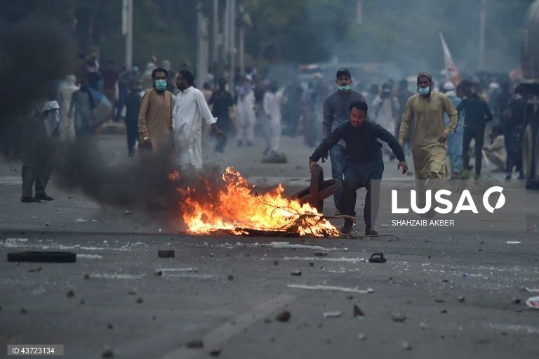 Paquistão: apoiantes do partido político islâmico Tehrik-e-Labaik Pakistan (TLP) entram em confronto com a polícia durante um protesto em Karachi