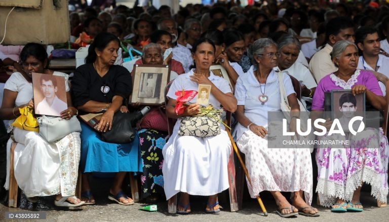 Activistas dos direitos civis do Sri Lanka e familiares de pessoas desaparecidas forçadas de várias partes do Sri Lanka reúnem-se em Seeduwa, para recordar os seus familiares desaparecidos e exigir justiça e verdade. Segundo a Amnistia Internacional, o Sri Lanka é o segundo país do mundo com o maior número de desaparecimentos forçados, com um registo de 60 000 a 100 000 desaparecimentos desde o final da década de 1980. 