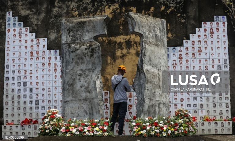 Activistas dos direitos civis do Sri Lanka e familiares de pessoas desaparecidas forçadas de várias partes do Sri Lanka reúnem-se em Seeduwa, para recordar os seus familiares desaparecidos e exigir justiça e verdade. Segundo a Amnistia Internacional, o Sri Lanka é o segundo país do mundo com o maior número de desaparecimentos forçados, com um registo de 60 000 a 100 000 desaparecimentos desde o final da década de 1980. 