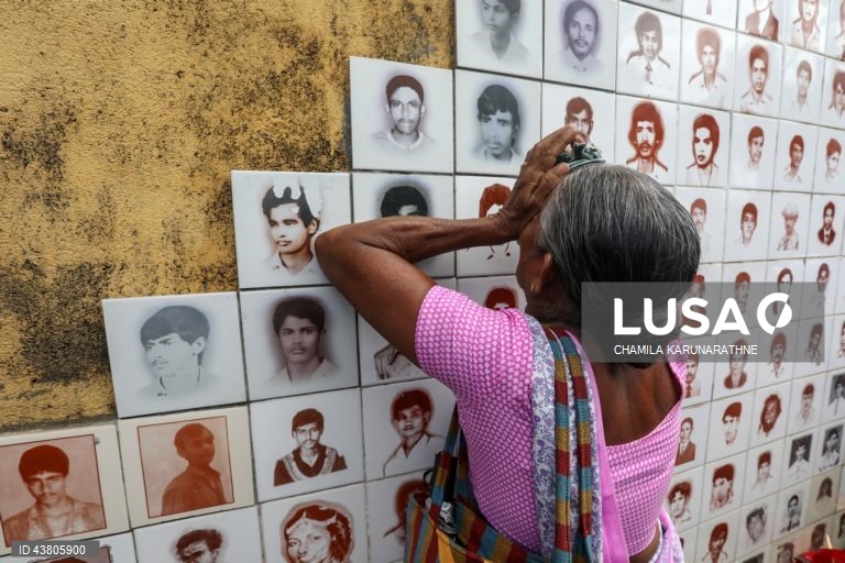 Activistas dos direitos civis do Sri Lanka e familiares de pessoas desaparecidas forçadas de várias partes do Sri Lanka reúnem-se em Seeduwa, para recordar os seus familiares desaparecidos e exigir justiça e verdade. Segundo a Amnistia Internacional, o Sri Lanka é o segundo país do mundo com o maior número de desaparecimentos forçados, com um registo de 60 000 a 100 000 desaparecimentos desde o final da década de 1980. 