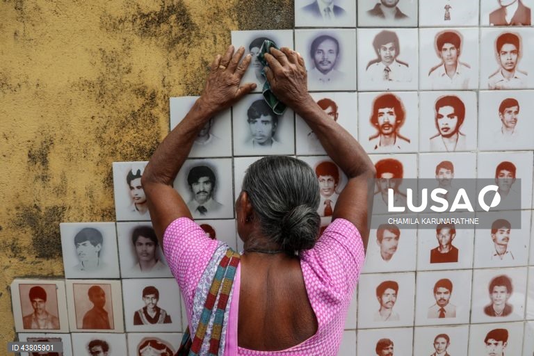 Activistas dos direitos civis do Sri Lanka e familiares de pessoas desaparecidas forçadas de várias partes do Sri Lanka reúnem-se em Seeduwa, para recordar os seus familiares desaparecidos e exigir justiça e verdade. Segundo a Amnistia Internacional, o Sri Lanka é o segundo país do mundo com o maior número de desaparecimentos forçados, com um registo de 60 000 a 100 000 desaparecimentos desde o final da década de 1980. 