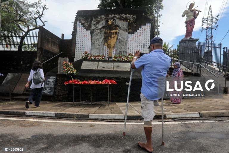 Activistas dos direitos civis do Sri Lanka e familiares de pessoas desaparecidas forçadas de várias partes do Sri Lanka reúnem-se em Seeduwa, para recordar os seus familiares desaparecidos e exigir justiça e verdade. Segundo a Amnistia Internacional, o Sri Lanka é o segundo país do mundo com o maior número de desaparecimentos forçados, com um registo de 60 000 a 100 000 desaparecimentos desde o final da década de 1980. 