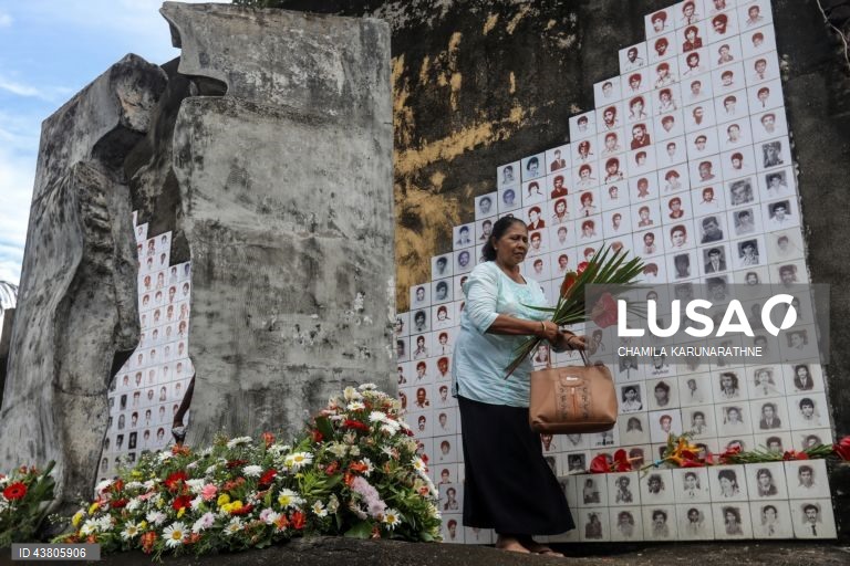 Activistas dos direitos civis do Sri Lanka e familiares de pessoas desaparecidas forçadas de várias partes do Sri Lanka reúnem-se em Seeduwa, para recordar os seus familiares desaparecidos e exigir justiça e verdade. Segundo a Amnistia Internacional, o Sri Lanka é o segundo país do mundo com o maior número de desaparecimentos forçados, com um registo de 60 000 a 100 000 desaparecimentos desde o final da década de 1980. 