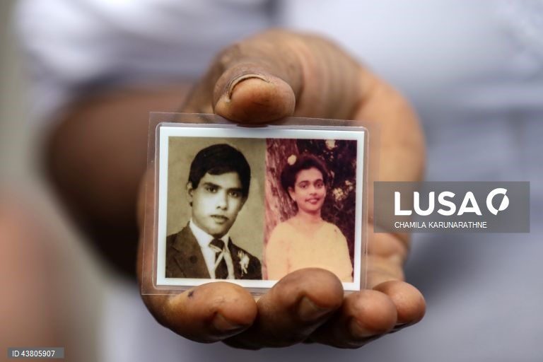 Activistas dos direitos civis do Sri Lanka e familiares de pessoas desaparecidas forçadas de várias partes do Sri Lanka reúnem-se em Seeduwa, para recordar os seus familiares desaparecidos e exigir justiça e verdade. Segundo a Amnistia Internacional, o Sri Lanka é o segundo país do mundo com o maior número de desaparecimentos forçados, com um registo de 60 000 a 100 000 desaparecimentos desde o final da década de 1980. 