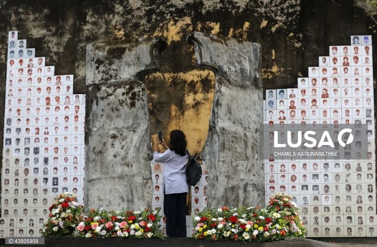 Activistas dos direitos civis do Sri Lanka e familiares de pessoas desaparecidas forçadas de várias partes do Sri Lanka reúnem-se em Seeduwa, para recordar os seus familiares desaparecidos e exigir justiça e verdade. Segundo a Amnistia Internacional, o Sri Lanka é o segundo país do mundo com o maior número de desaparecimentos forçados, com um registo de 60 000 a 100 000 desaparecimentos desde o final da década de 1980. 