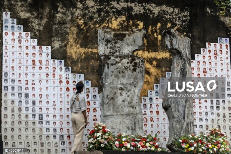 Activistas dos direitos civis do Sri Lanka e familiares de pessoas desaparecidas forçadas de várias partes do Sri Lanka reúnem-se em Seeduwa, para recordar os seus familiares desaparecidos e exigir justiça e verdade. Segundo a Amnistia Internacional, o Sri Lanka é o segundo país do mundo com o maior número de desaparecimentos forçados, com um registo de 60 000 a 100 000 desaparecimentos desde o final da década de 1980. 