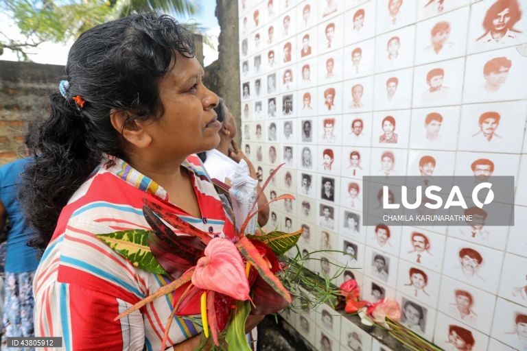 Activistas dos direitos civis do Sri Lanka e familiares de pessoas desaparecidas forçadas de várias partes do Sri Lanka reúnem-se em Seeduwa, para recordar os seus familiares desaparecidos e exigir justiça e verdade. Segundo a Amnistia Internacional, o Sri Lanka é o segundo país do mundo com o maior número de desaparecimentos forçados, com um registo de 60 000 a 100 000 desaparecimentos desde o final da década de 1980. 