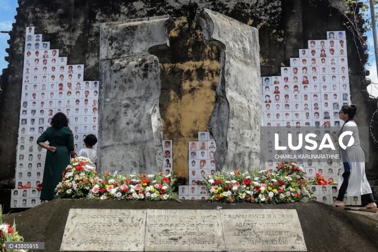 Activistas dos direitos civis do Sri Lanka e familiares de pessoas desaparecidas forçadas de várias partes do Sri Lanka reúnem-se em Seeduwa, para recordar os seus familiares desaparecidos e exigir justiça e verdade. Segundo a Amnistia Internacional, o Sri Lanka é o segundo país do mundo com o maior número de desaparecimentos forçados, com um registo de 60 000 a 100 000 desaparecimentos desde o final da década de 1980. 
