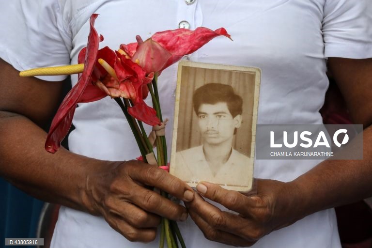 Activistas dos direitos civis do Sri Lanka e familiares de pessoas desaparecidas forçadas de várias partes do Sri Lanka reúnem-se em Seeduwa, para recordar os seus familiares desaparecidos e exigir justiça e verdade. Segundo a Amnistia Internacional, o Sri Lanka é o segundo país do mundo com o maior número de desaparecimentos forçados, com um registo de 60 000 a 100 000 desaparecimentos desde o final da década de 1980. 