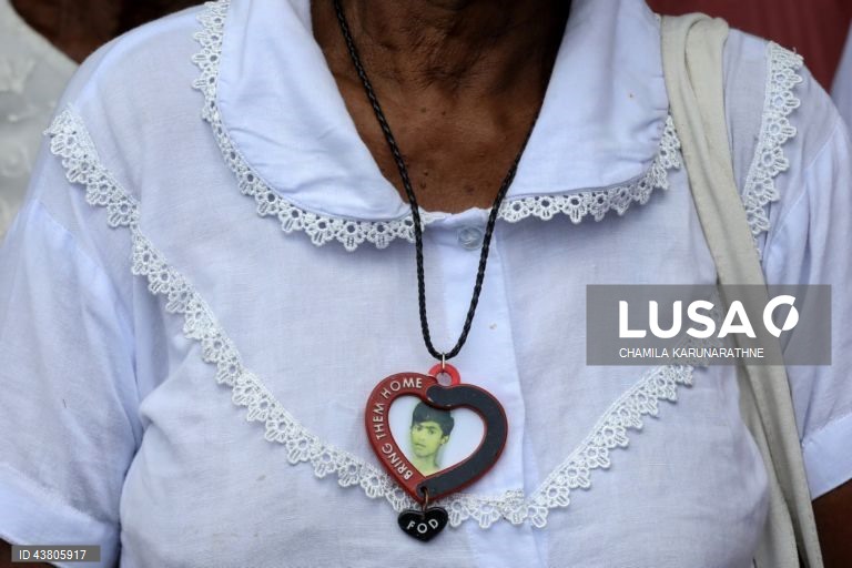 Activistas dos direitos civis do Sri Lanka e familiares de pessoas desaparecidas forçadas de várias partes do Sri Lanka reúnem-se em Seeduwa, para recordar os seus familiares desaparecidos e exigir justiça e verdade. Segundo a Amnistia Internacional, o Sri Lanka é o segundo país do mundo com o maior número de desaparecimentos forçados, com um registo de 60 000 a 100 000 desaparecimentos desde o final da década de 1980. 