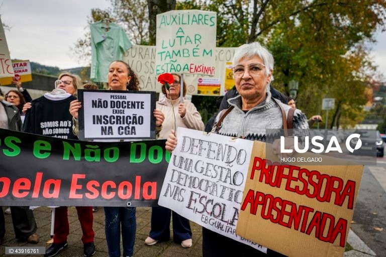 Greve de 24 horas convocada pelo S.TO.P. - Sindicato de Todos os Profissionais da Educação, para reivindicar melhores condições de trabalho para os Assistentes Operacionais (AO) da educação na escola EB23Prof, João de Meira, Guimarães, Portugal, 15 Novembro 2024. HUGO DELGADO/LUSA