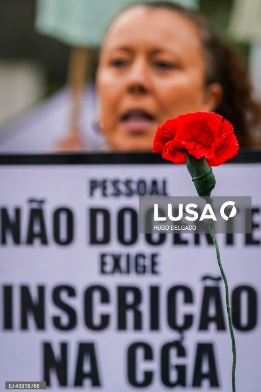 Greve de 24 horas convocada pelo S.TO.P. - Sindicato de Todos os Profissionais da Educação, para reivindicar melhores condições de trabalho para os Assistentes Operacionais (AO) da educação na escola EB23Prof, João de Meira, Guimarães, Portugal, 15 Novembro 2024. HUGO DELGADO/LUSA