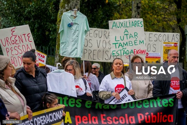 Greve de 24 horas convocada pelo S.TO.P. - Sindicato de Todos os Profissionais da Educação, para reivindicar melhores condições de trabalho para os Assistentes Operacionais (AO) da educação na escola EB23Prof, João de Meira, Guimarães, Portugal, 15 Novembro 2024. HUGO DELGADO/LUSA