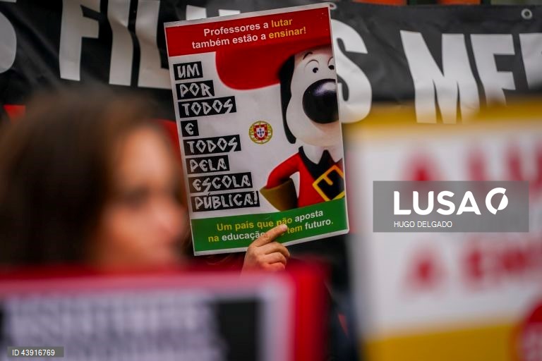 Greve de 24 horas convocada pelo S.TO.P. - Sindicato de Todos os Profissionais da Educação, para reivindicar melhores condições de trabalho para os Assistentes Operacionais (AO) da educação na escola EB23Prof, João de Meira, Guimarães, Portugal, 15 Novembro 2024. HUGO DELGADO/LUSA