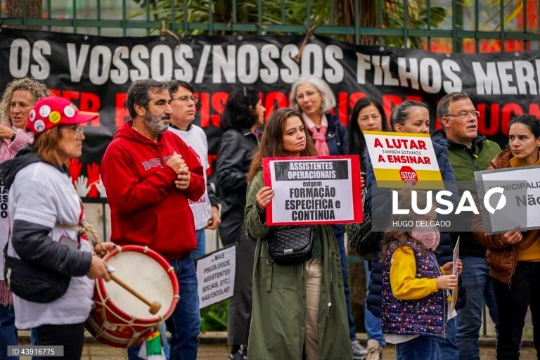 Greve de 24 horas convocada pelo S.TO.P. - Sindicato de Todos os Profissionais da Educação, para reivindicar melhores condições de trabalho para os Assistentes Operacionais (AO) da educação na escola EB23Prof, João de Meira, Guimarães, Portugal, 15 Novembro 2024. HUGO DELGADO/LUSA